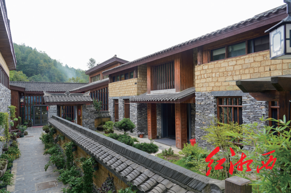 文旅周刊凤栖山居碧水花村一夜星