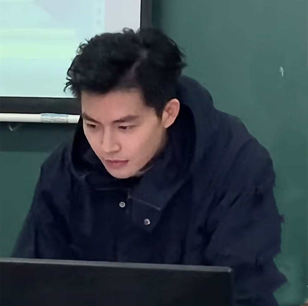 高校男教师走红外形神似池昌旭女生直呼别人家老师好帅