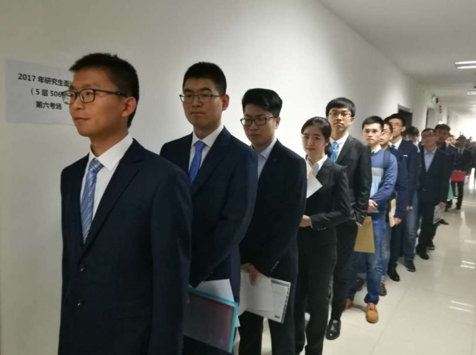 大学生穿西服面试,自以为很"帅气得体",其实hr看了表示很头疼_腾讯