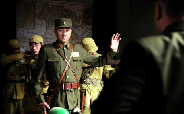 2012年,胡军和李雪健共同主演的电视剧《孤军英雄》.