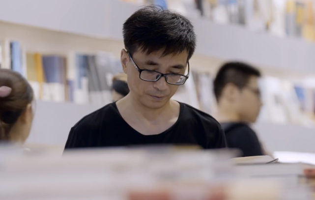 先锋书店的创始人钱小华开书店的初衷是对书籍的热爱.