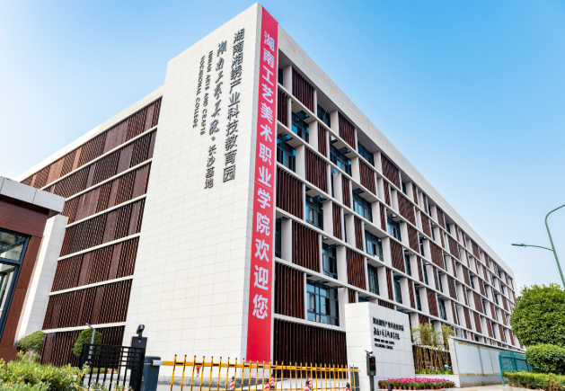 51岁大叔考上大学和儿子成为同班同学网友却纷纷心疼儿子