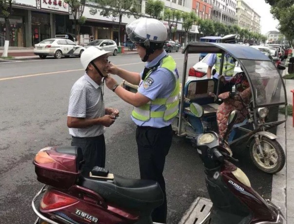 电动车能不能载人怎么样载人才不会被处罚交警标准早已公布