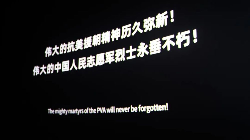 气势如虹忆往昔 先辈青年无畏向前看今朝 吾辈同侪奋勇争先目光所致