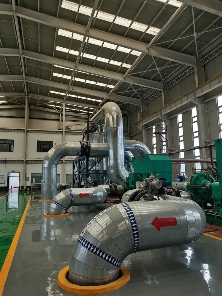 据了解,热水经过二号泵站加压后将运输到下游的中继能源站或小区换热