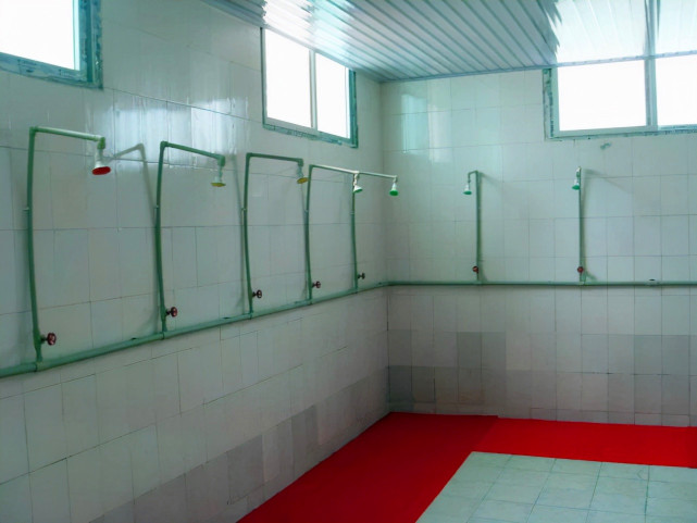 山西某校3天内2名男生闯入女澡堂网友再不管都要成该校传统