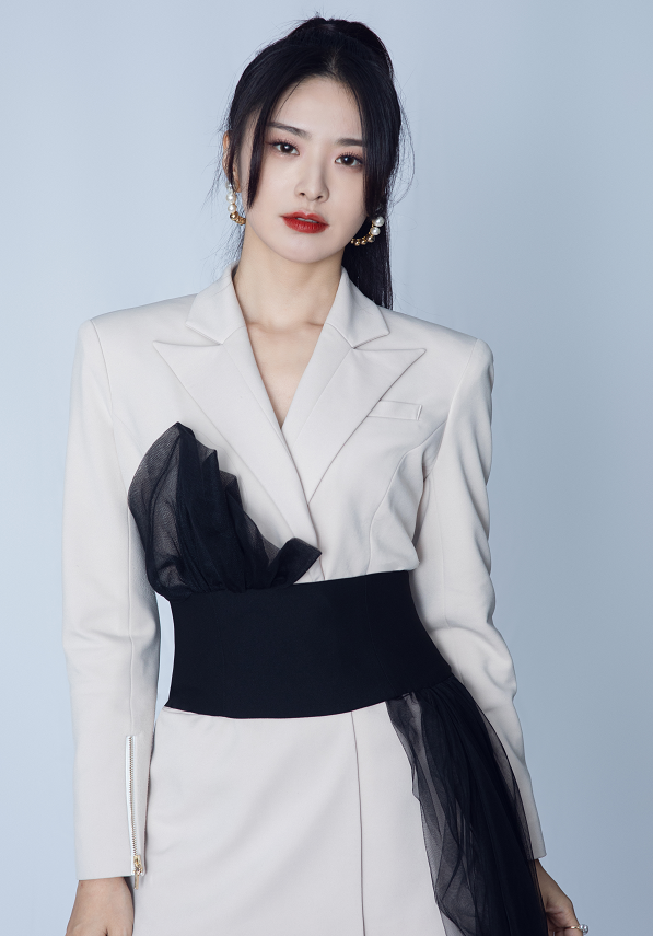 湖南卫视新晋女主持人,感觉不比谢娜差,颜值气质都很惹眼