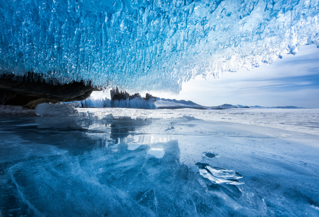 冬季贝加尔湖的蓝冰
