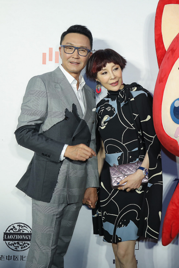 没想到吴刚妻子也这么美,穿黑衣配短发真优雅,看着也挺年轻的