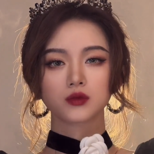 前段时间的涂罗伊跟风发了一个《尖叫皇后》的仿妆,很多网友在看到