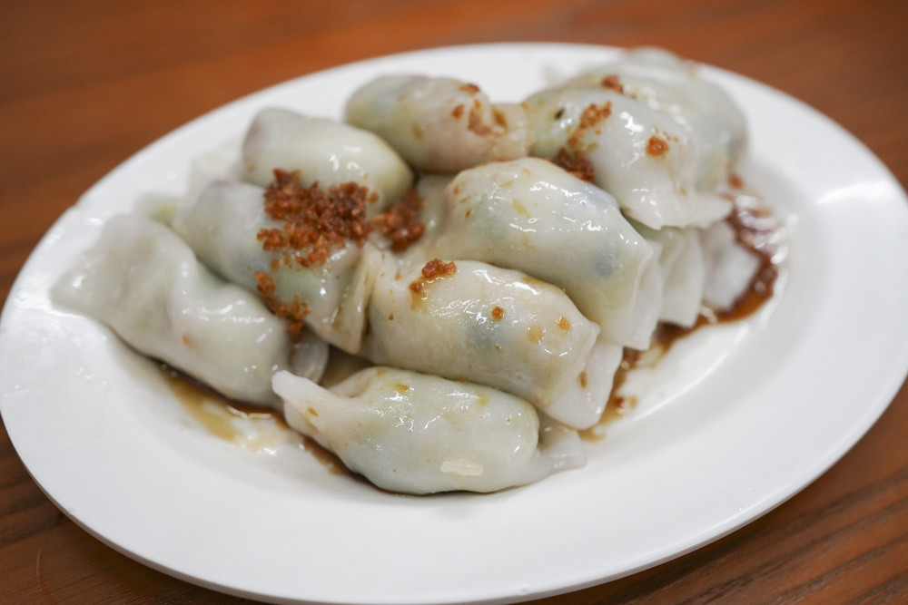 菜粿外观看起来像饺子,米粉皮里面包的馅料是一些青