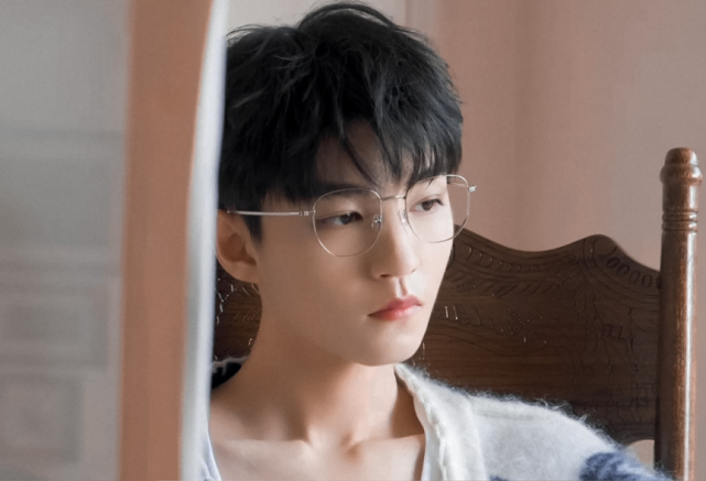 22岁王俊凯悄咪咪变了模样,海边氛围大片判若两人,帅到不敢认