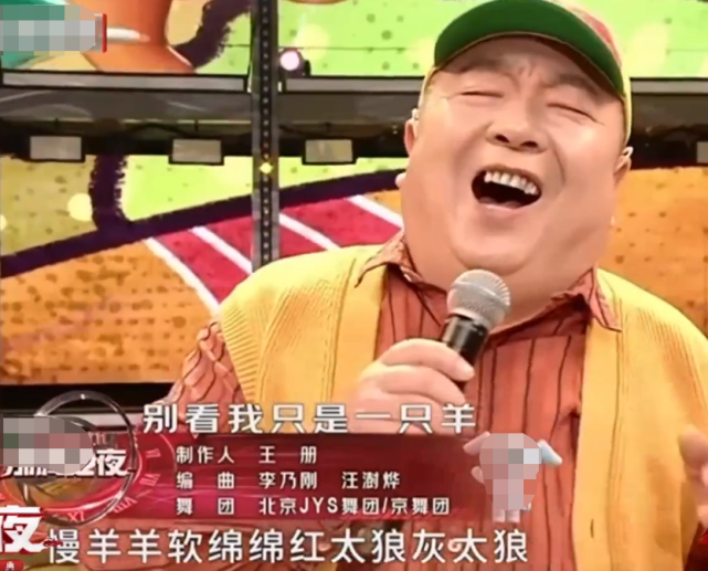 65岁董浩罕见上台唱歌肚皮圆鼓鼓一圈肉双下巴明显看不见脖子