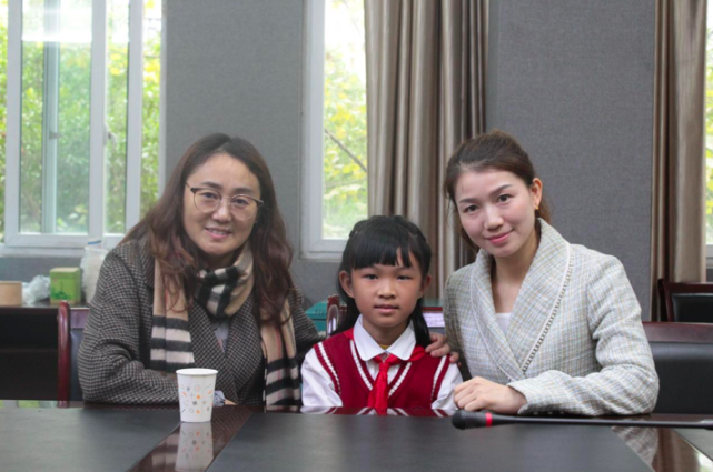 融匯小學校長衡永芹(左)學生楊子墨(中)科技教師餘建梅(右)國家未來的