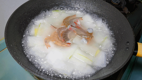 冬瓜大蝦湯的家常做法,清淡有營養,好吃好喝,多喝一碗不怕胖