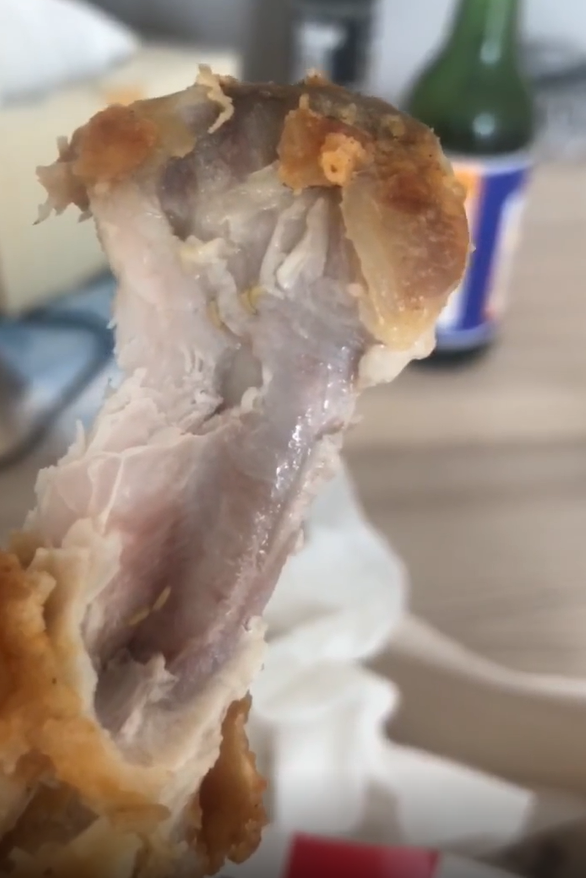 悉尼华女kfc炸鸡翅吃出活蛆太恶心了吐到胃疼