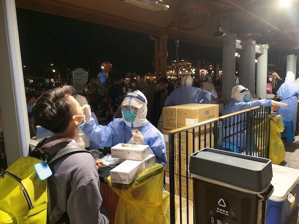 2点多,浦东医院核酸应急采样负责人胡青坡两次接到紧急采样任务通知