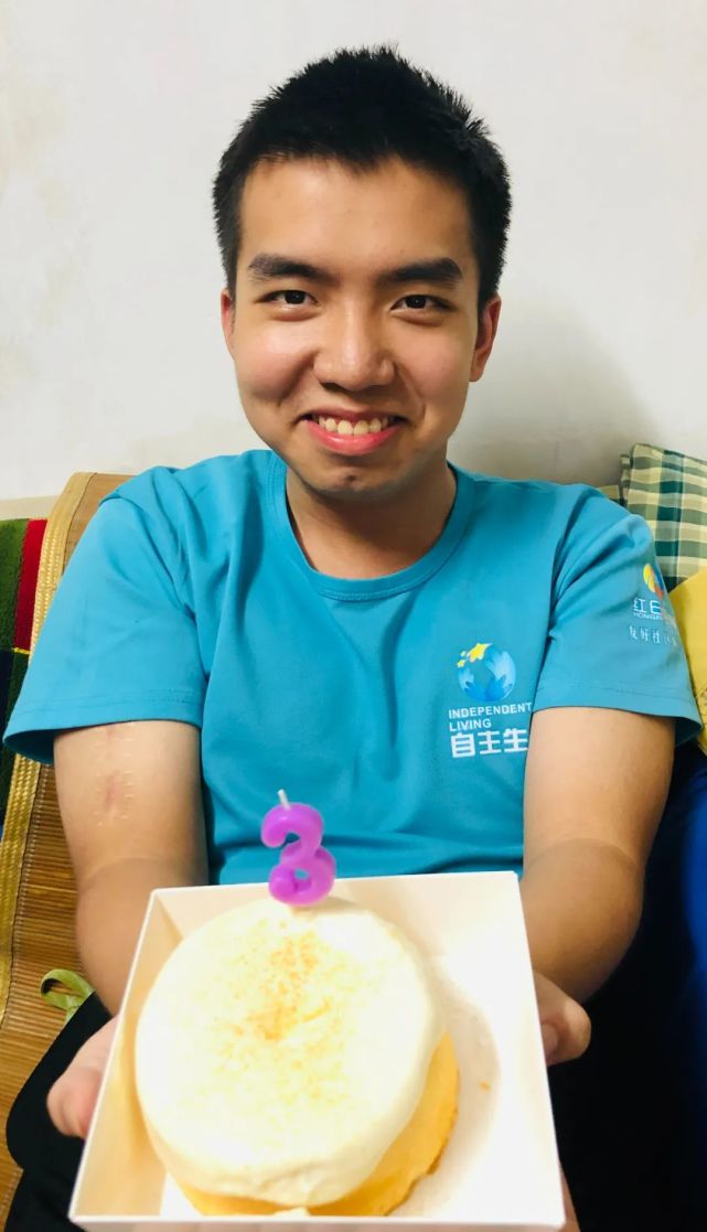 重度自闭症没上过小学但这个23岁男孩已在工厂连续工作5年