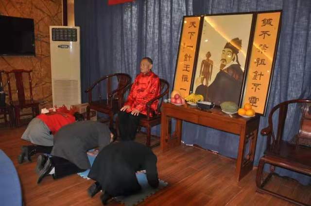 并递上拜师贴,宣读拜师贴,向何旭行三跪九叩拜师礼,敬茶;宣读师训