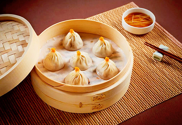 之所以叫加蟹小笼包就是指小笼包里加了蟹油,这样吃起来会很鲜美.