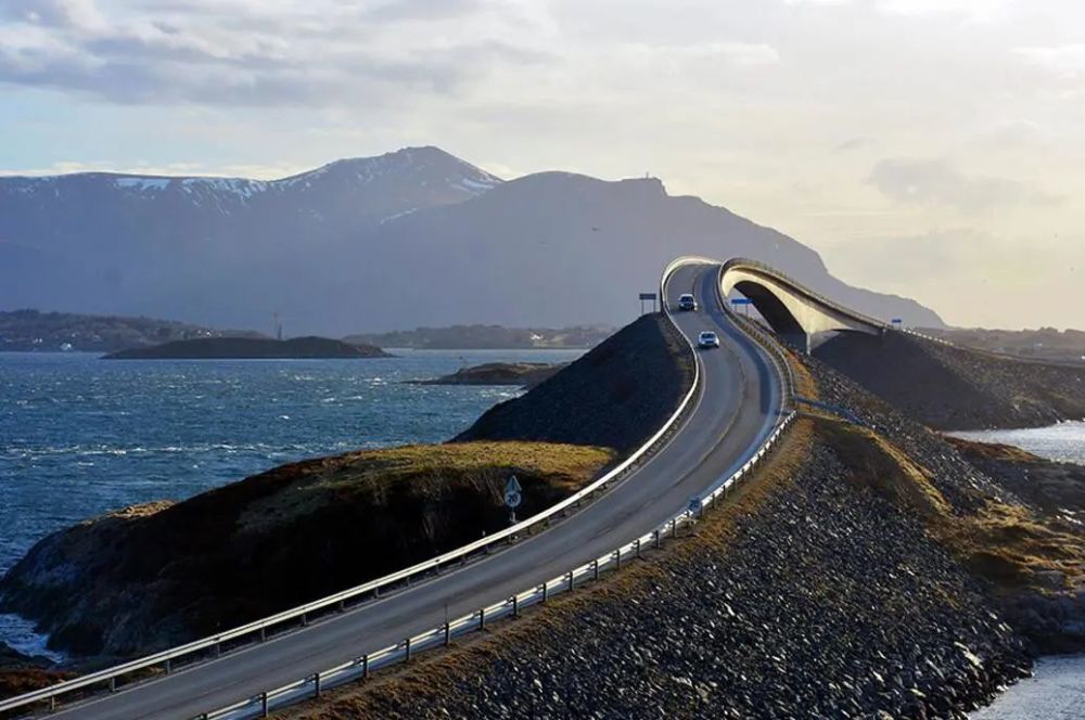 大西洋海滨公路贯穿了两地之间的岛屿和岩礁群岛.