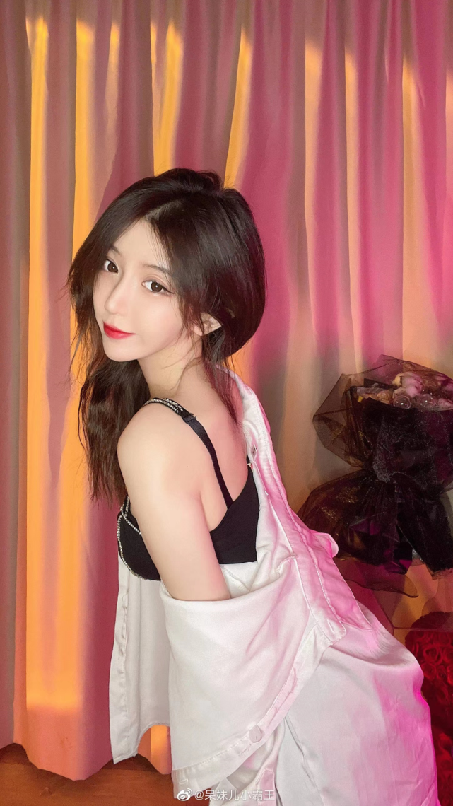 呆妹儿直播炫富透露搞事业已赚700万准备买豪车宾利