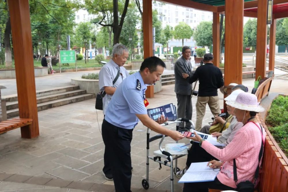 杨春华的妻子蔡维霞以前是一位房地产销售人员,如今成为了一名辅警.