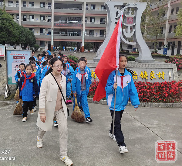 彭州市桂花学校师生为创建文明城市锦上添花