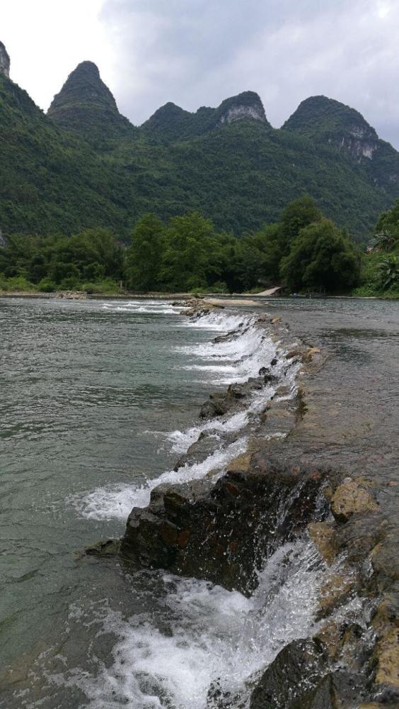 8珍珠岩珍珠岩風景區位於河池市金城江區六甲鎮境內,景區分為洞外與洞