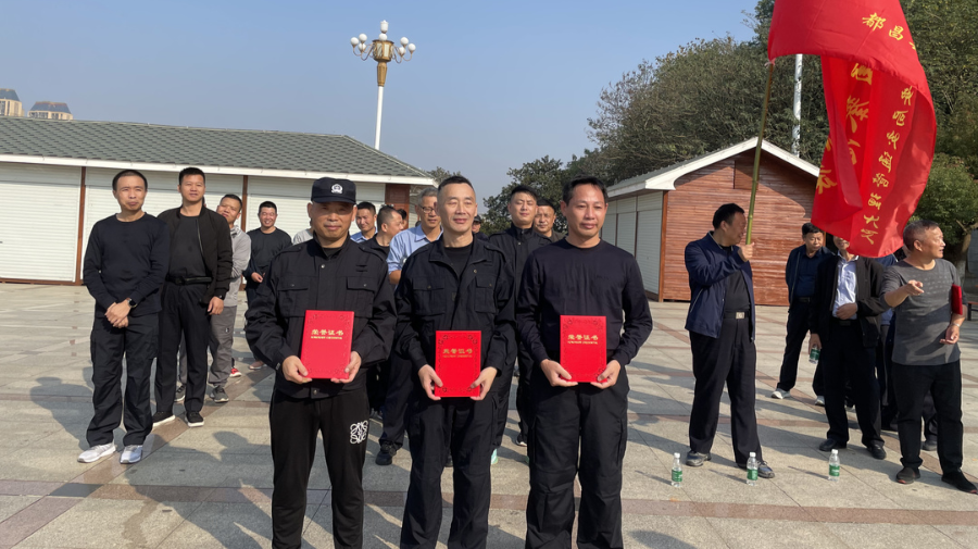 都昌交警举行"凝聚警心,勇攀高峰"登山比赛