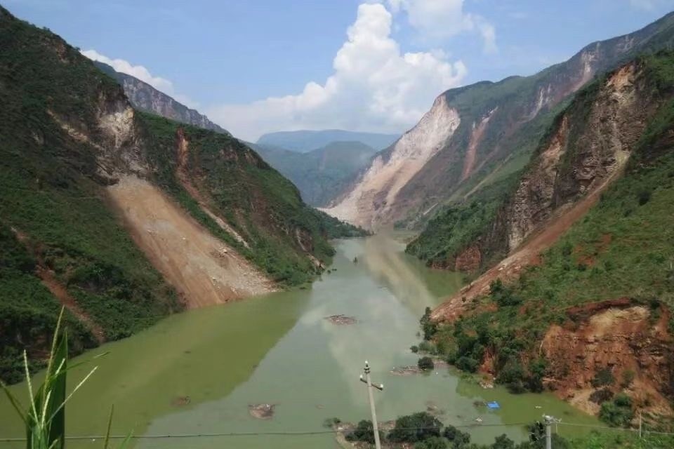 牛栏江红石岩堰塞湖光明电厂三台机组全部并网发电