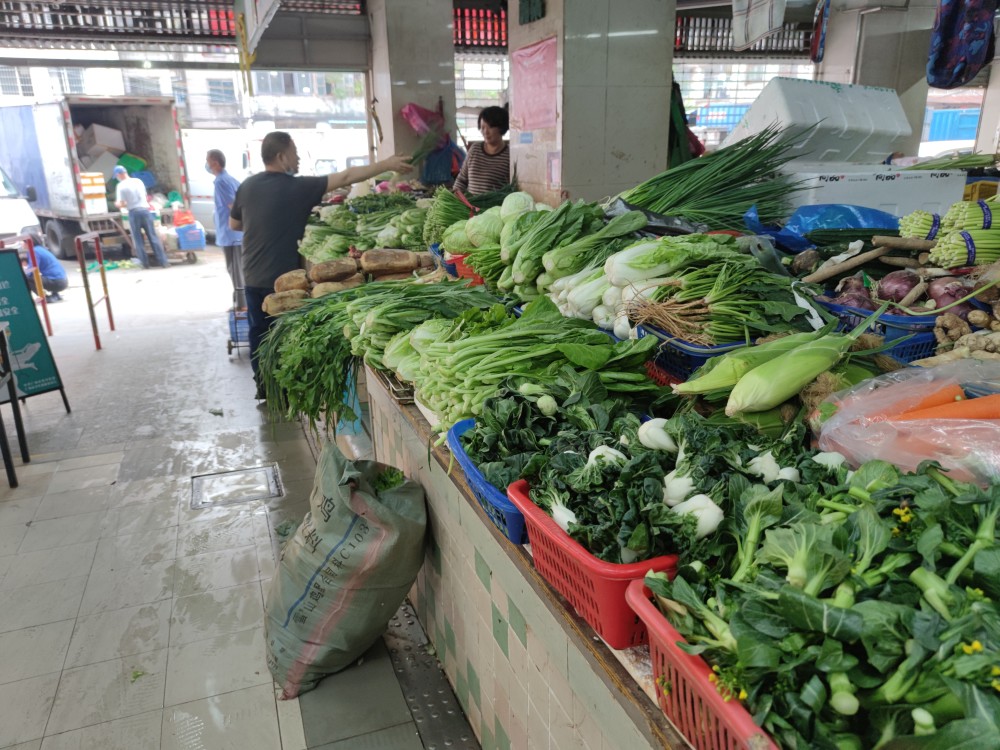 石牌肉菜市场  南方  黄舒旻 拍摄"我们保持与蔬菜产区的紧密沟通