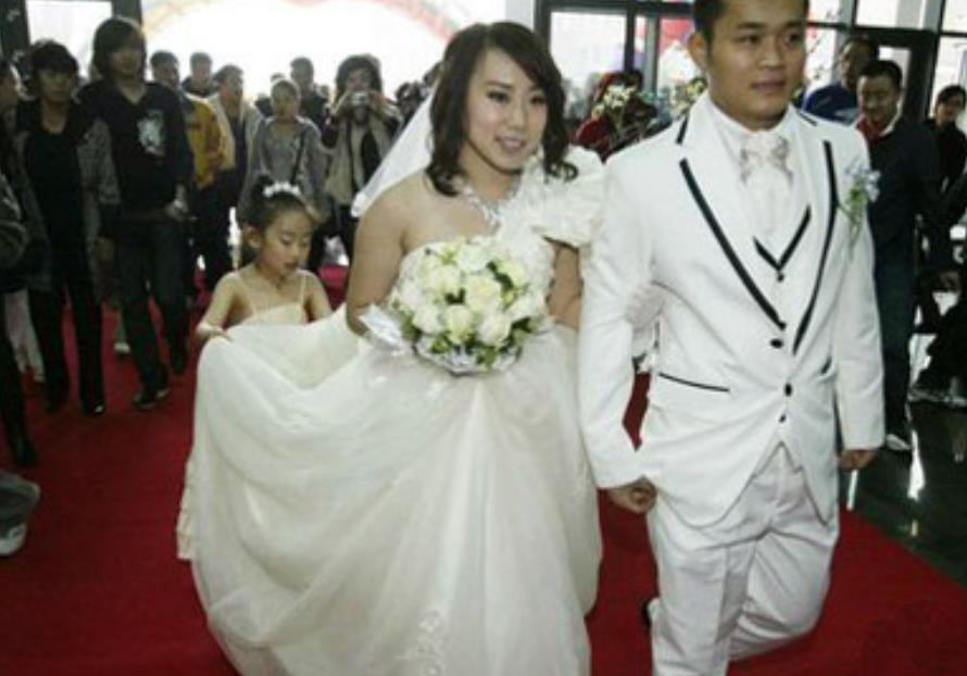 在当时的婚礼上,赵本山老师也送上了自己的祝福,她希望丫蛋和王金龙两