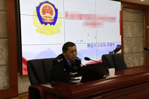 轿车冲卡被爆胎截停,警方现场控制2人,事发马口公园