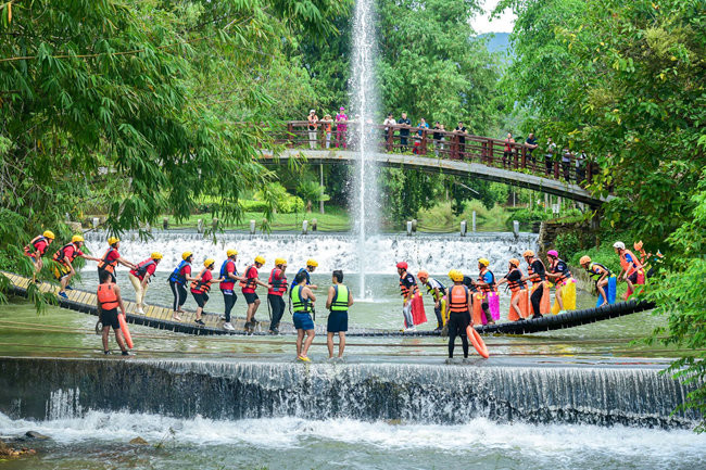 趣味运动结合亲水元素 海南（三亚）水上摇摆桥争霸赛收获市民游客青睐