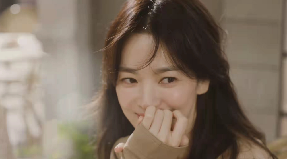 39岁宋慧乔新广告曝光光腿穿针织衫秀出模特身材含情眼超迷人