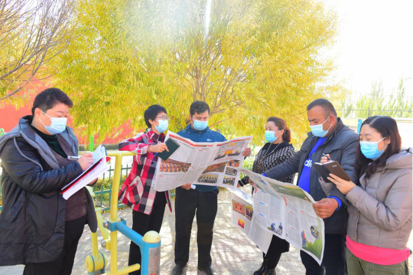 自治区总工会驻克州阿图什市阿湖乡阿热买里村"访惠聚"工作队与村民一