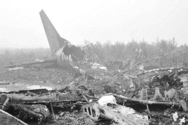 桂林空難:飛機撞山粉碎性解體,無一具完整遺體,至今原因無定論