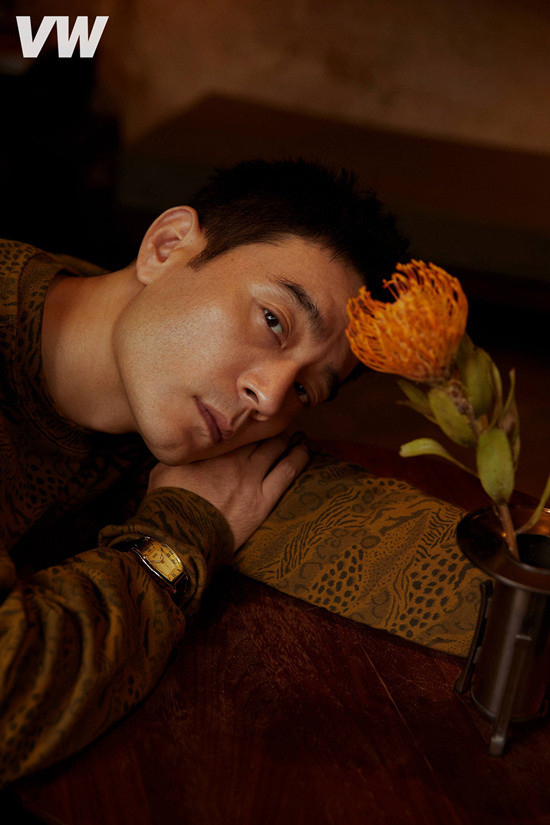 李光洁秋冬大片释出眼神深邃尽显儒雅绅士气质