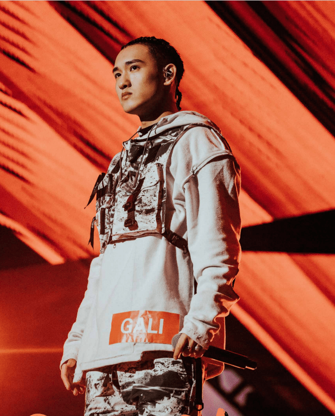 网曝说唱歌手"黄旭"出轨,小三被老婆打瞎了眼睛,引发圈内热议