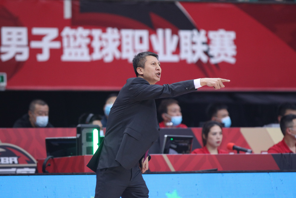 cba 广州男篮遭官方“绝杀”！郭士强遭CBA重罚 李春江杜峰当心了