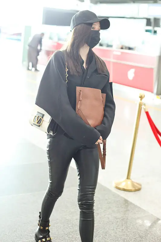 皮裤终结者关晓彤穿黑皮裤走机场满是褶皱大小腿肌肉明显