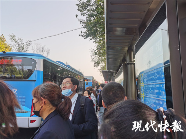 南京地鐵馬群站跳站運營第一天公交接駁有序