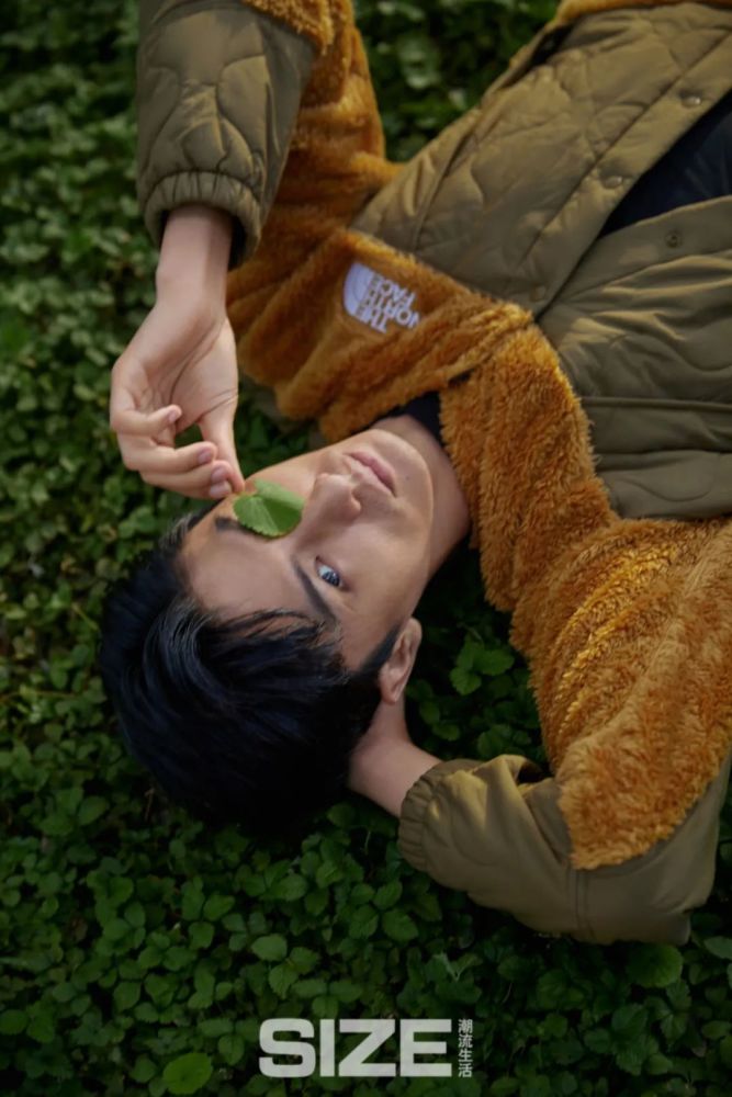 刘畅《size潮流生活》杂志大片 于秋日湖畔寻片刻宁静