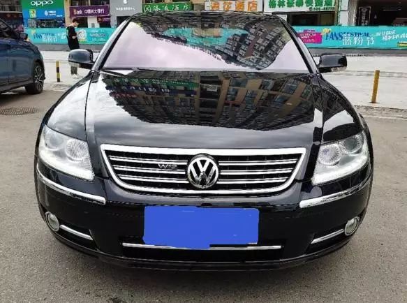 从这辉腾的外观上看就知道它是老款车,进气格栅中网上有着w12字样,车