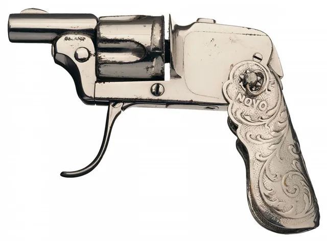 一百多年前的掌心雷精雕细琢的迷你转轮手枪