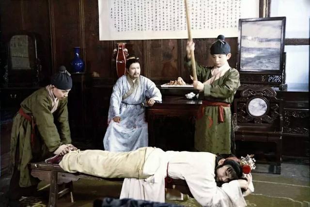 在《红楼梦》中,贾宝玉被贾政家法伺候,屁股被打开了花,连站着走路都