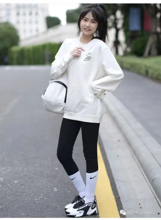 白色卫衣搭配什么裤子好看