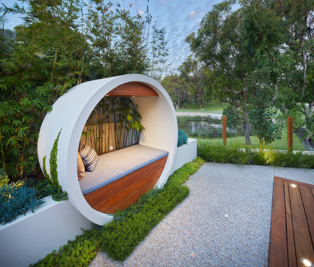 花园面积不大但是却做了高低差的设计,这是一个长方形的小花园,案例一