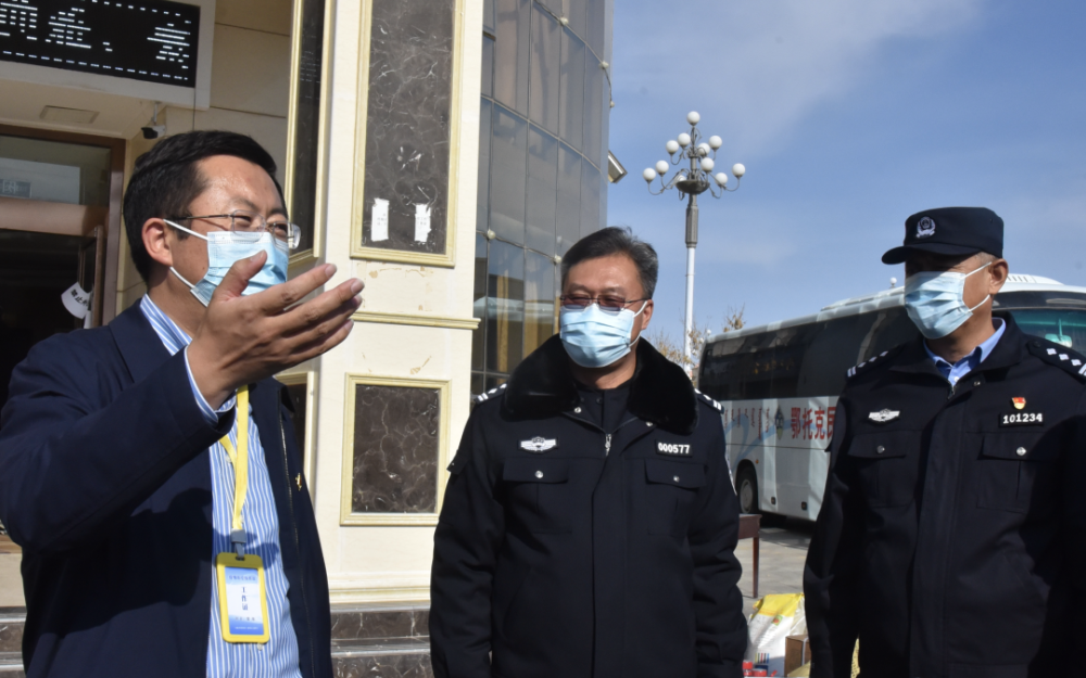 阿拉善盟副盟长雷海看望一线执勤民警来源:平安内蒙古